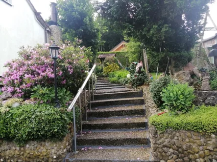 Aufgang Richtung Wintergarten - Haus kaufen in Altenmünster / Zusamzell - MEHR RAUM ALS ANGEGEBEN - CA. 130qm LEBENSQUALITÄT + SAUNA + GARTEN