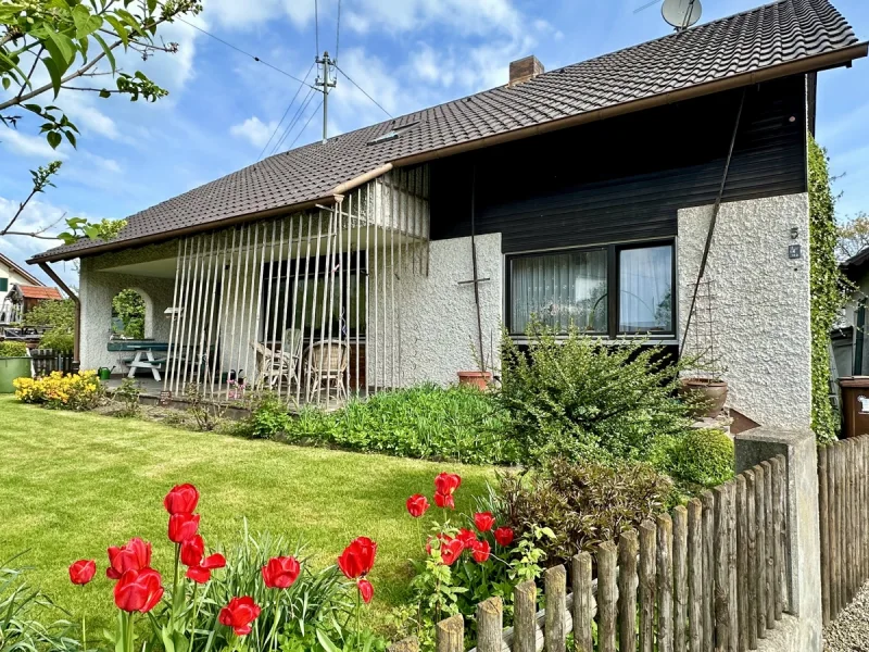 Außenansicht  - Haus kaufen in Scherstetten - Einfamilienhaus in Idyllischer LageZwei Generationen unter einem Dach