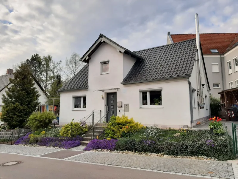 Hausansicht Südseite - Haus kaufen in Schwabmünchen - „Klein aber fein“ – Hübsches, renoviertes Einfamilienhaus in Schwabmünchen zum Kaufen!