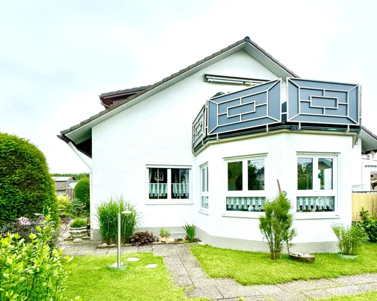 Hausansicht mit westlicher Dachterrasse - Haus kaufen in Mindelheim / Nassenbeuren - VIEL RAUM ZUR ENTFALTUNG BIETET DIESES TRAUMHAFT GELEGENE EINFAMILIENHAUS MIT EINLIEGERWOHNUNG