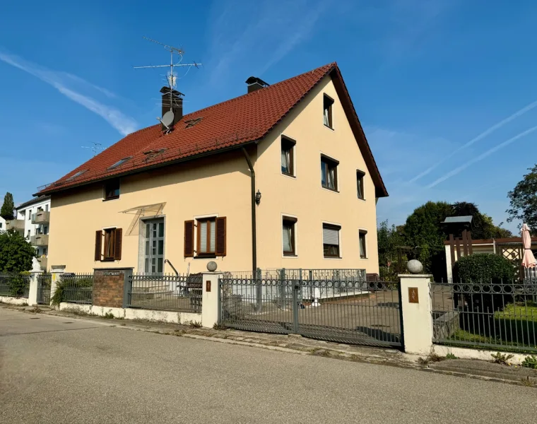 Ansicht Süd-Ost  - Haus kaufen in Augsburg/ Haunstetten - **Ihr neues Zuhause: Großzügig, ruhig, abgelegen und dennoch zentral! **