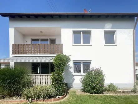 Hausansicht Südseite - Haus kaufen in Wehringen - EFH mit 2 Wohnungen für Jung + Alt, mit Terrasse, Doppelgarage und großem Garten in Wehringen kaufen