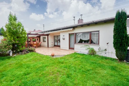 Südansicht Bungalow - Haus kaufen in Untermeitingen - **Familienschatz - Gepflegter Bungalow mit traumhaftem Garten!**