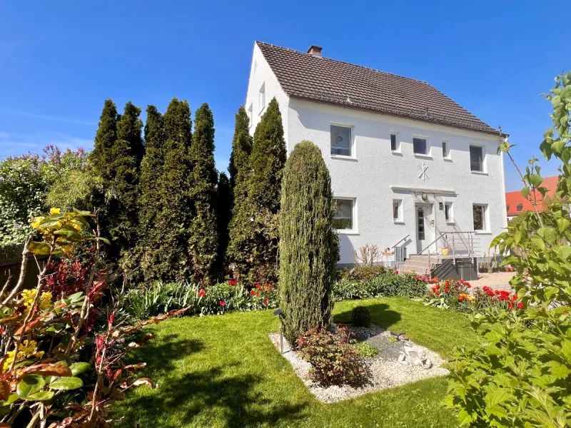 Gartenausschnitt Eingangsbereich - Haus kaufen in Meitingen - **LEBENSRÄUME FÜR IHRE TRÄUME - VIELE  PLATZ UND POTENTIAL FÜR DIE GANZE FAMILIE - NEUE WÄRMEPUMPE**