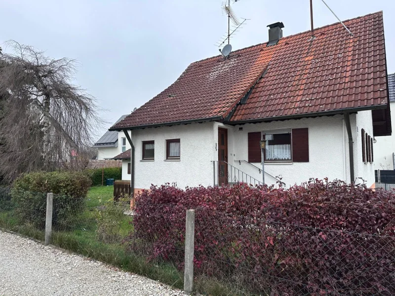 Südansicht - Haus kaufen in Geltendorf / Walleshausen - Charmantes sanierungsbedürftiges Haus auf großzügigem Grundstück in Geltendorf-Walleshausen