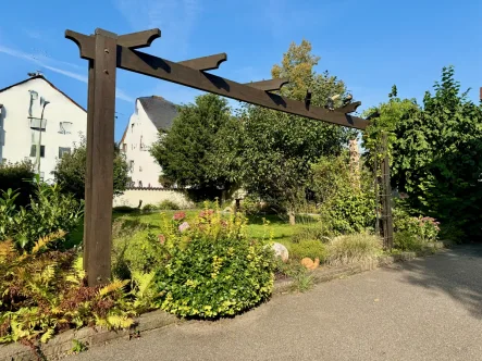 Blick in den Garten - Haus kaufen in Augsburg/ Haunstetten - **Großzügiges Haus, auf weitläufigem Grundstück, in attraktiver Lage **