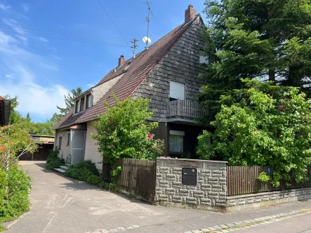 Hausansicht mit Einfahrt - Haus kaufen in Augsburg / Lechhausen - Keine Scheu vor einer Renovierung?Ein Haus - viele Möglichkeiten wartet auf SIE!