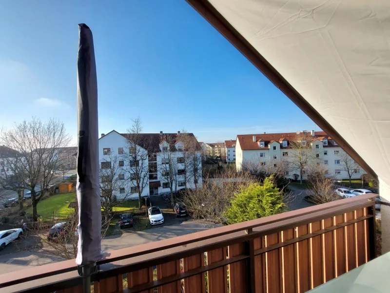 Ausblick West Balkon - Wohnung kaufen in Königsbrunn - ** Einziehen und wohlfühlen! Eine Maisonette Wohnung in Top Lage wartet auf Sie!**