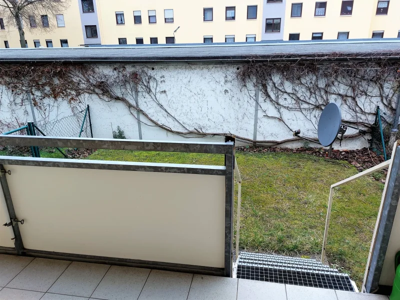 Balkon mit Treppe zum Garten