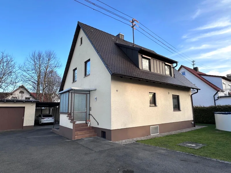 Nordwestansicht - Wohnung kaufen in Königsbrunn - Charmante 3-Zimmer-DG -Wohnung im Zweifamilienhaus mit Südbalkon, Garten und Garage!