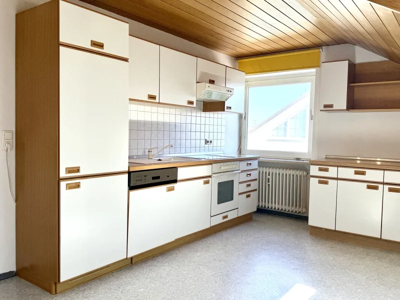 helle Einbauküche - Wohnung kaufen in Großaitingen - Großzügige 2-ZKB Wohnung mit West-Loggia, Einzelgarage und Stellplatz, in Großaitingen kaufen