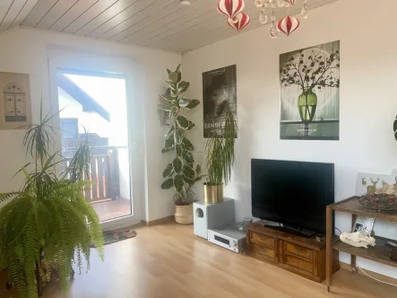 Wohnzimmer mit Ausgang zur Loggia - Wohnung kaufen in Großaitingen - Extravagante 2 ZKB Wohnung mit Loggia, Einzelgarage und Stellplatz, in Großaitingen kaufen