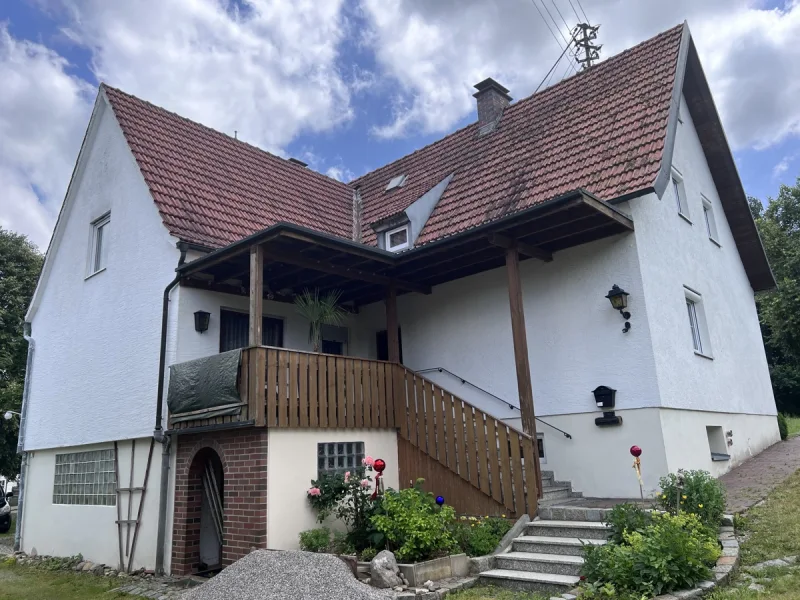 Außenansicht - Haus kaufen in Walkertshofen - EFH mit Renovierungsbedarf und Baugrundstück in Walkertshofen