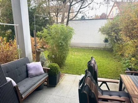 Blick in den eigenen Garten - Wohnung kaufen in Neusäß - **Ihre Gelegenheit! Ansprechende Erdgeschosswohnung mit Garten im stetig wachsenden Neusäß**