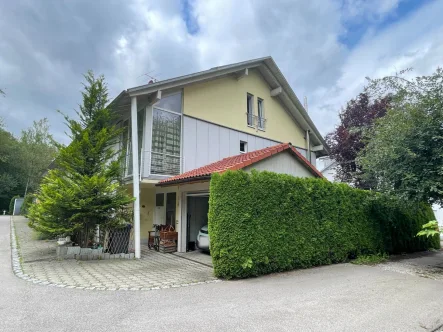 Ansicht - Haus kaufen in Großaitingen - Schönes Reiheneckhaus mit Solaranlage, Kachelofen und eingewachsenem Garten in Großaitingen!