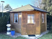 schönes Holz Haus im Garten