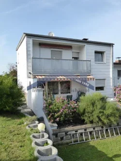 Hausansicht - Haus kaufen in Passau - Passau Stadt Reiheneckhaus/1-Fam. Haus mit Garage, Terrasse und Balkon