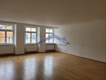 Wohnzimmer - Wohnung mieten in Passau - Attraktive 2-Zimmer Altbauwohnung mit EBK der Passauer Fussgängerzone
