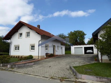 Hausansicht - Haus kaufen in Künzing - Nh. Vilshofen/Forsthart gepflegtes Einfamilienhaus in ruhiger Einzellage!