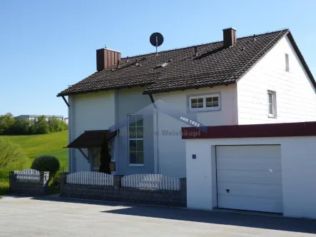 Hausansicht - Haus kaufen in Tittling - Tittling geräumiges 1-Fam. Haus mit Terrasse und Garage in ruhiger Lage!