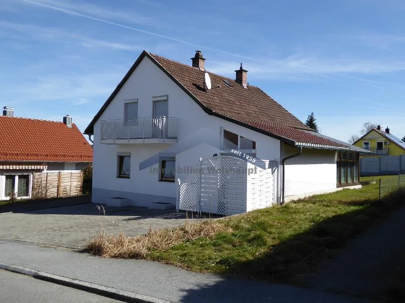 Hausansicht - Haus kaufen in Vilshofen - Vilshofen an der Donau 1-Fam. Haus mit Garage und Loggia