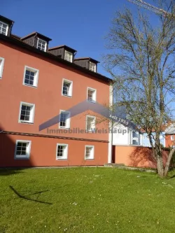 Hausansicht mit Garten - Wohnung mieten in Passau - Schöne 2-Zimmer Whg. im EG mit Wohnküche im Zentrum von Passau