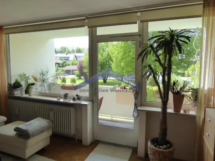 Wohnzimmer mit Zugang Balkon - Wohnung kaufen in Passau - Charmante 3-Zimmer ETW mit Balkon in Passau Haidenhof Nord