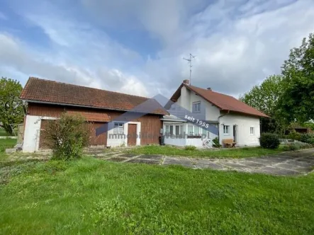 Hausansicht - Haus kaufen in Künzing - Forsthart - Künzing gepflegtes Wohnhaus mit Nebengebäude und Garage