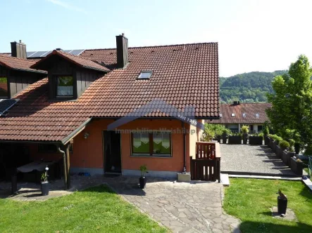 Hausansicht - Haus kaufen in Vilshofen - Interessante Kapitalanlage in der Stadt Vilshofen 1-Fam. Haus/DHH mit Balkon, Terrasse und Garage