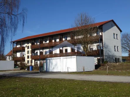 Hausansicht - Wohnung kaufen in Bad Griesbach - Bad Griesbach/Karpfham sonniges 1-Zimmer App. mit Balkon inkl. Stellplatz im Bäderdreieck