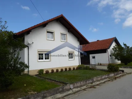 Hausansicht - Haus kaufen in Künzing - Gepflegtes Einfamilienhaus in idyllischer, ruhiger Einzellage in Vilshofen/Forsthart