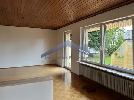Wohnzimmer Ausgang Balkon - Wohnung mieten in Vilshofen - Vilshofen gemütliche 4 Zimmer Terrassewohnung mit Gartenanteil und Garage