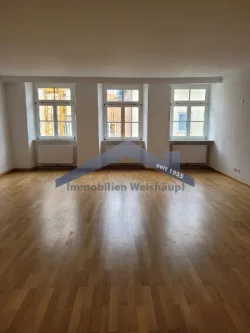 Wohnzimmer - Wohnung mieten in Passau - Attraktive 2-Zimmer Altbauwohnung mit EBK in der Passauer Fußgängerzone