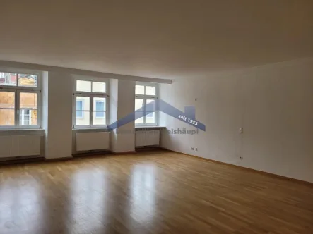 Wohnzimmer - Wohnung mieten in Passau - Passau attraktive 2-Zimmer Altbauwohnung mit EBK in der Fußgängerzone