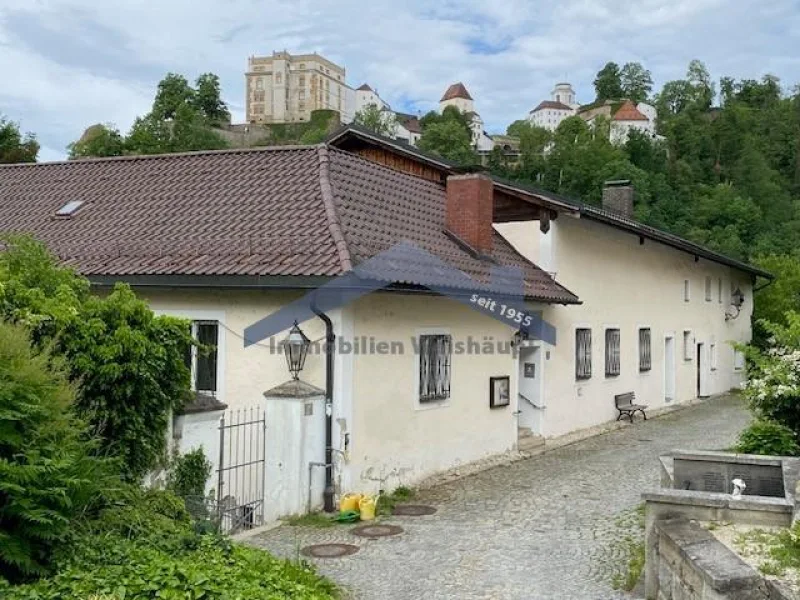 Hausansicht mit Blick auf die Veste - Haus kaufen in Passau - Ilzstadtperle! Denkmalgeschütztes Wohnhaus/DHH in Bestlage mit viel Potential!