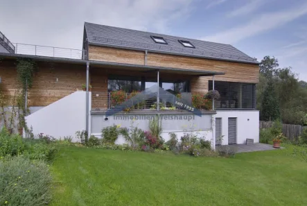 Ansicht Südseite Garten - Haus mieten in Neuburg am Inn - Traumhaftes Passivhaus mit Balkon, Terrasse, EBK und großzügigem Garten in Vornbach/Neukirchen