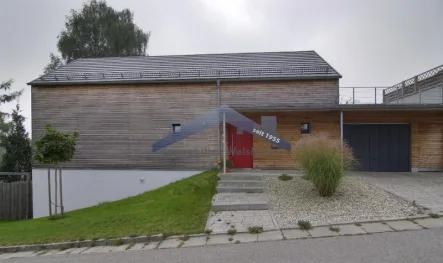 Hausansicht Zugang Garage - Haus mieten in Neukirchen - Traumhaftes Passivhaus mit Balkon, Terrasse, EBK und großzügigem Garten in Vornbach/Neukirchen