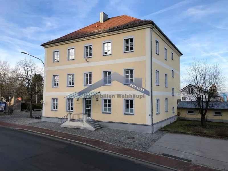 Ansicht Gebäude - Büro/Praxis mieten in Osterhofen - Interessente Büroräume zentral gelegen in Altenmarkt/Osterhofen