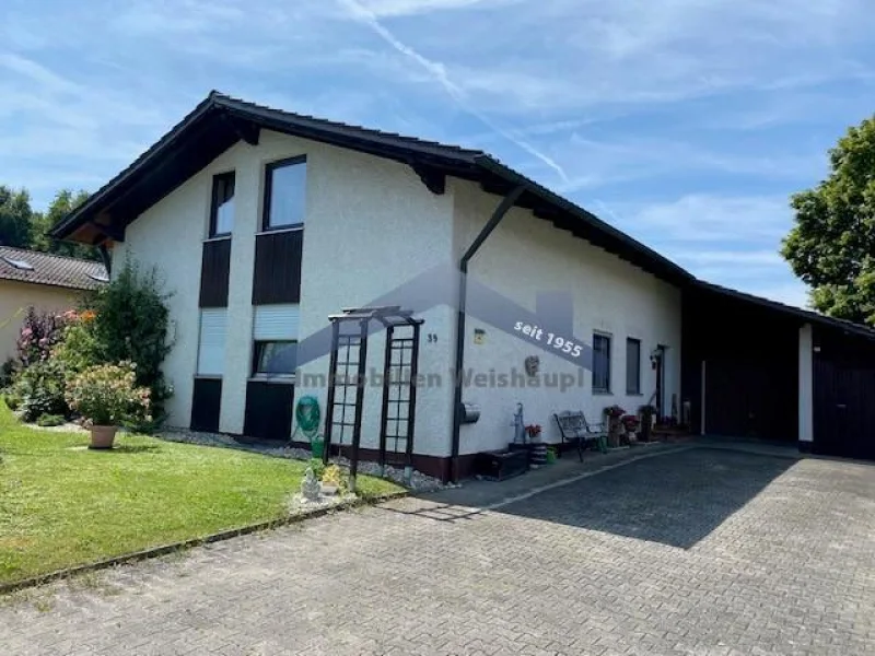 Hausansicht - Haus kaufen in Osterhofen - Wohnhaus mit Charme und viel Platz in Osterhofen!