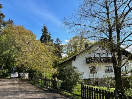 Zufahrt - Haus kaufen in Bad Griesbach im Rottal - Seltene Gelegenheit. Charmantes Landhaus. Mit Baugrundstück und Bebauungskonzepte. Herrliche Lage.