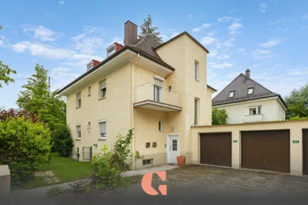 Hausansicht - Haus kaufen in München - Charmante 1930er-Jahre Immobilie: Historischer Charme trifft modernen Wohnkomfort