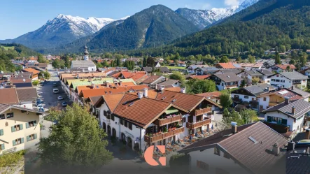 Ansicht aus der Vogelperspektive - Zinshaus/Renditeobjekt kaufen in Mittenwald - Wohn-/Geschäftshaus in begehrter Innenstadtlage