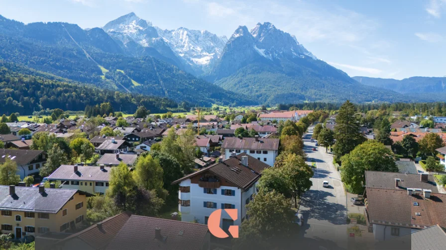 Ansicht aus der Vogelperspektive - Zinshaus/Renditeobjekt kaufen in Garmisch-Partenkirchen - Gelegenheit! Wohn-/Geschäftshaus in begehrter Lage