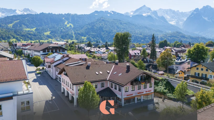 Ansicht aus der Vogelperspektive - Zinshaus/Renditeobjekt kaufen in Garmisch-Partenkirchen - Wohn- und Geschäftshaus in Bestlage