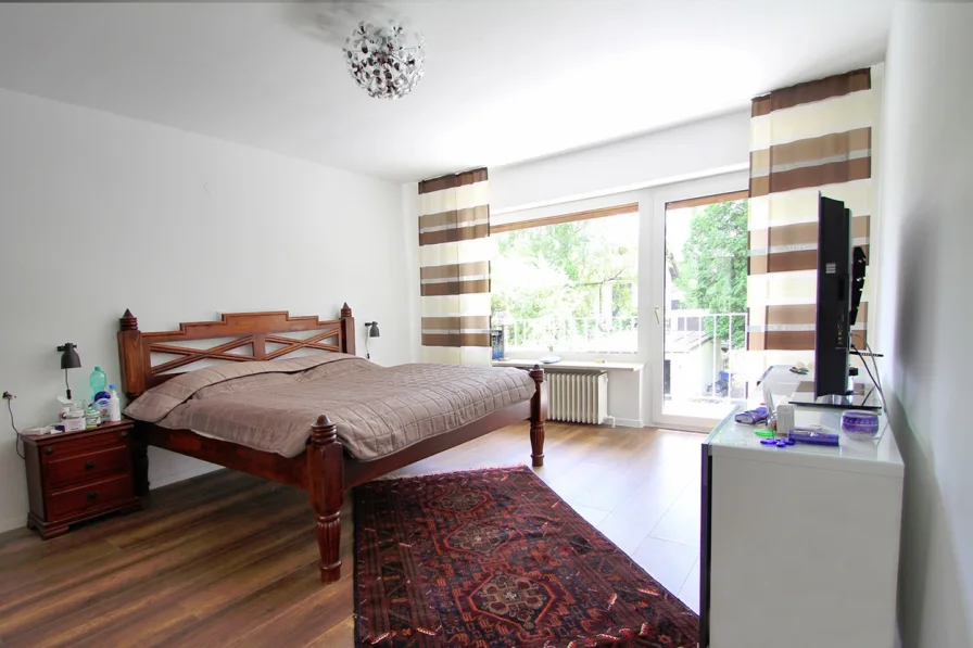 Schlafzimmer mit Zugang zum Süd-Balkon