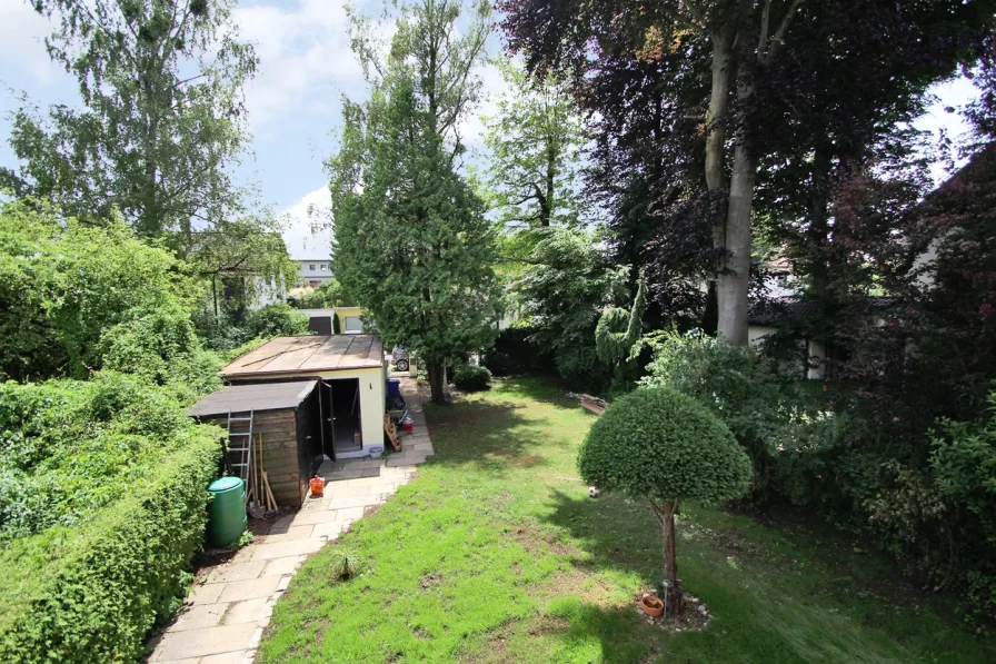 Blick in den idyllischen Garten mit Einzelgarage und Gartenhäuschen 