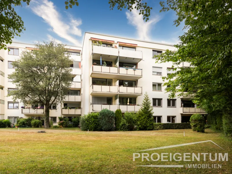 Ansicht auf die Balkone - Wohnung kaufen in München - PROEIGENTUM: 1-Zi.-Aptm. in Mü-Solln, Wohnzimmer mit Parkett, Fassade und Fenster neu, TOP vermietet