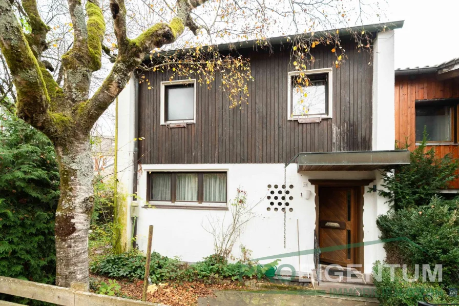 Außenansicht - Haus kaufen in Starnberg - ProEigentum: DHH Percha - idyll.  4-Zi.-Haus, Garten, Einzelgarage, 5 Gehminuten zum See, renov.bed.