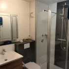 innenliegendes Bad mit Dusche und WC neu renoviert