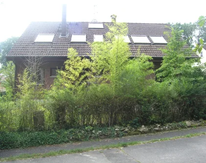 Nord-Ost-Ansicht - Haus kaufen in Schwarzenbruck - Renovierungsbedürftiges 1-Familien-Haus mit Garage